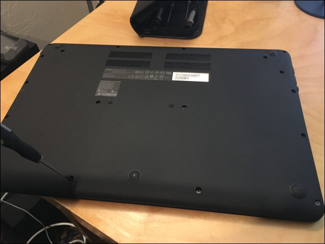 Chromebook scoate capac de platic
